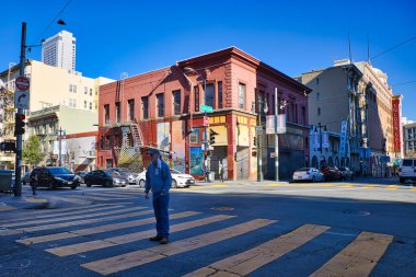 Man crossing the Golden Gate Avenue in San Francisco, California