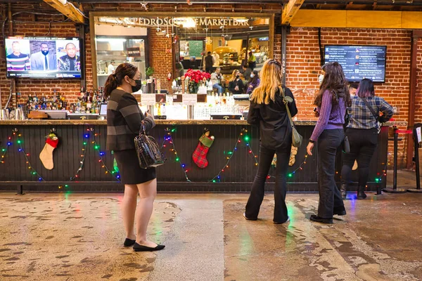 Women Buy Drinks Bar San Pedro Square Market San Jose — Fotografia de Stock