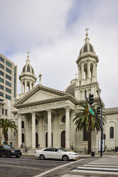 位于加利福尼亚州旧金山湾南部圣何塞市中心的圣约瑟夫大教堂的外景 — 图库照片