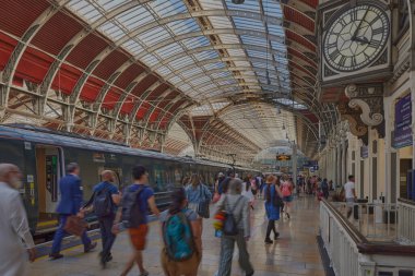 Paddington Tren İstasyonu 'nun iç manzarası, Londra, Birleşik Krallık