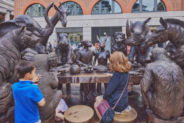 Statue Wild Table Love Gillie Marc Paternoster Square London — Stock Photo, Image