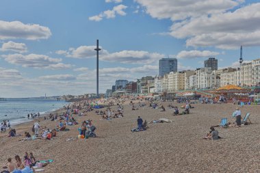 İnsanlar Brighton Sahili ve Gezinti Güvertesi 'nin tadını çıkarıyor. Doğu Sussex, İngiltere