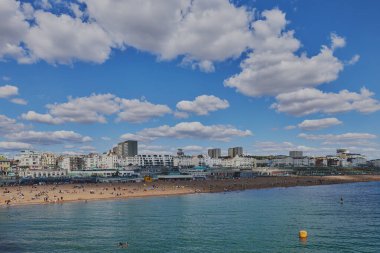 İnsanlar Brighton Sahili ve Gezinti Güvertesi 'nin tadını çıkarıyor. Doğu Sussex, İngiltere