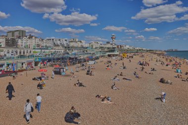 İnsanlar Brighton Sahili ve Gezinti Güvertesi 'nin tadını çıkarıyor. Doğu Sussex, İngiltere