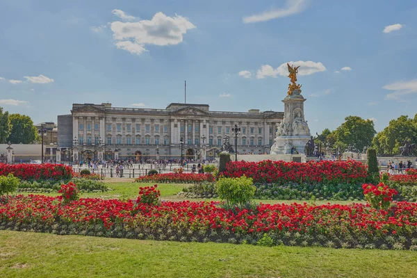 Buckingham Sarayı Nın Panoramik Resmi Yazın Güzel Bahçeli Ziyaretçilerle Dolu — Stok fotoğraf
