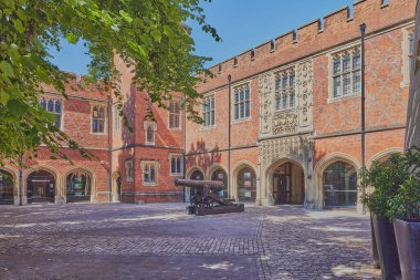 Tarihi Eton Devlet Okulu kütüphanesinin karşısındaki top deposunda..