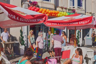 İnsanlar Brighton, Doğu Sussex, İngiltere 'deki Old Ship Otel' de dans ediyorlar.