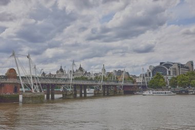 Londra 'da Charring Cross İstasyon Binası ve Hungerford Köprüsü ve Golden Jubilee Köprüsü.