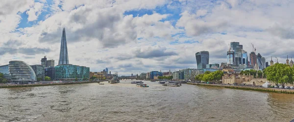 テムズ川とロンドンのダウンタウンのパノラマ — ストック写真