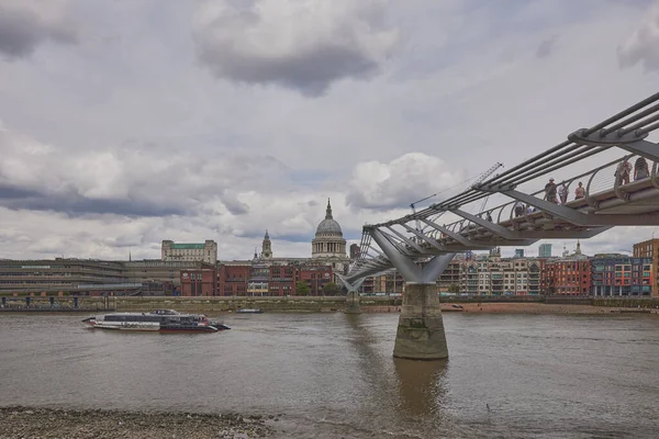Вид Мост Миллениум Лондонские Небоскребы Великобритания — стоковое фото