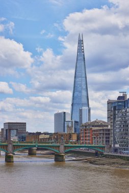 Londra 'da cam kırığı. Çömlek şu anda Avrupa Birliği 'nin en yüksek binasıdır..