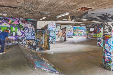 Southbank Kaykay Alanı manzarası 1970 'lere dayanan gayri resmi kaykay alanı, çıkıntıları, bankaları ve merdivenleri var.