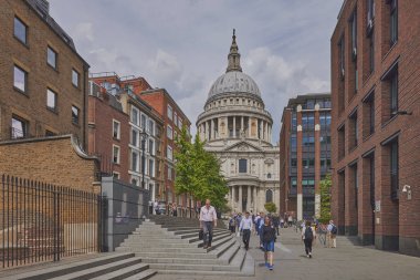 Londra 'nın başkenti Londra' daki St. Paul Katedrali 'ni ziyaret eden turist, 1708 bin 111 metre yükseklikte tamamlandı ve Londra' nın başkenti Ludgate Hill 'in tepesinde yer aldı..