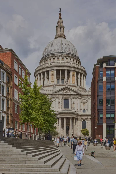 游客参观了英国伦敦圣保罗大教堂 该教堂始建于604年 建于17088年 高111米 座落在伦敦市路德盖特山头 — 图库照片