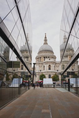 St. Paul Katedrali Londra 'daki Yeni Bir Değişim alışveriş merkezinden görüldü..