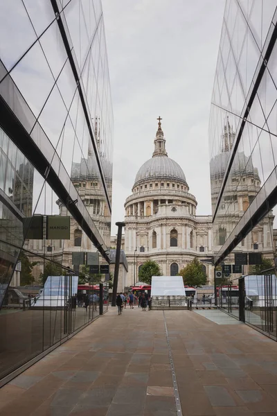 Paul Katedrali Londra Daki Yeni Bir Değişim Alışveriş Merkezinden Görüldü — Stok fotoğraf