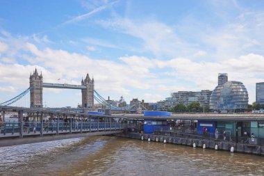 Tower Köprüsü, Belediye Binası ve Milenyum Kulesi 'nin nehir tarafından çekilmiş görüntüsü..