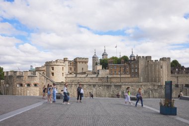 Londra Kulesi 'nin güneydoğu köşesindeki Superbloom etkinliğinin dış görüntüsü, Londra, İngiltere