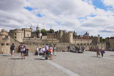 Londra Kulesi 'nin güneydoğu köşesindeki Superbloom etkinliğinin dış görüntüsü, Londra, İngiltere