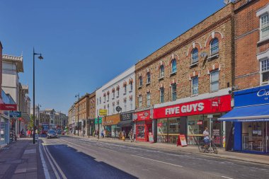 Wimbledon Village ana caddesindeki bazı dükkanların manzarası