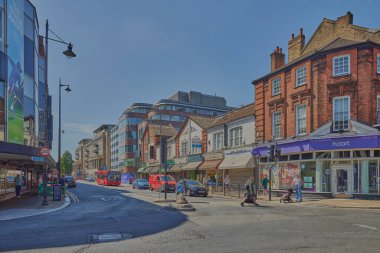 Wimbledon Village ana caddesindeki bazı dükkanların manzarası