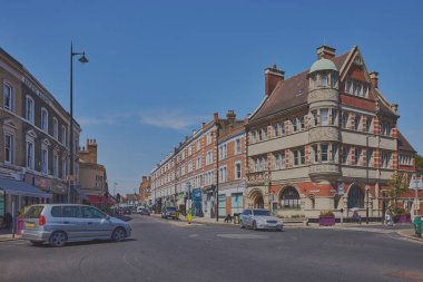 Wimbledon Village ana caddesindeki bazı dükkanların manzarası