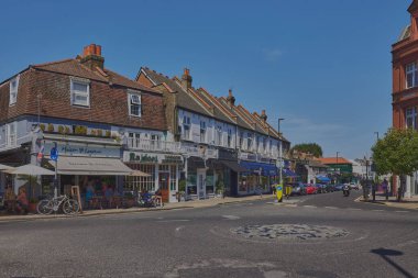 Wimbledon Village ana caddesindeki bazı dükkanların manzarası