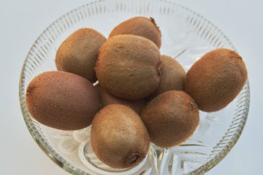 Sepette kiwifruit ve ahşap bir masada bir kase