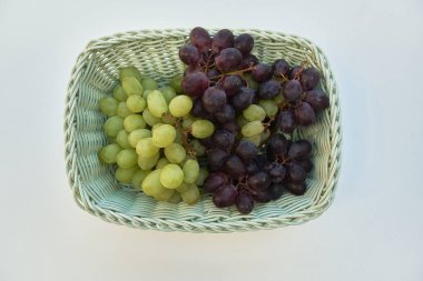 Bir sepet sıkı üzüm.