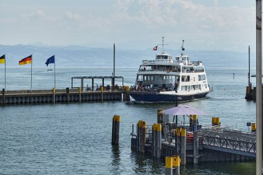 Limandaki Friedrichshafen 'deki Bodensee' de yolcu gemisi.