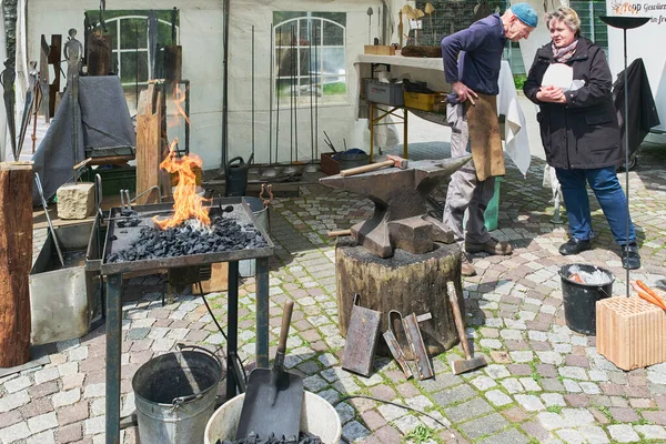在德国海格洛赫举行的文化节活动中 铁匠与一名妇女交谈 — 图库照片