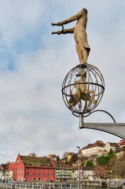 Meersburg, Baden-Wuerttemberg, Almanya 'da bulunan Constance Gölü' ndeki liman köstebeği Peter Lenk 'in Magische Saeule eseri..