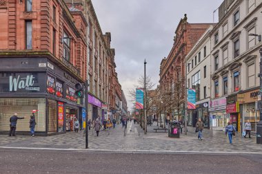 Glasgow 'daki Buchanan Caddesi' nde kimliği belirsiz insanlar var. Buchanan Caddesi, Glasgow 'daki en büyük alışveriş merkezlerinden biridir. İskoçya' nın en büyük şehridir.