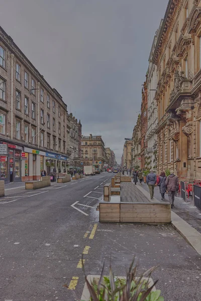 在格拉斯哥的布坎南街 有身份不明的人 布坎南街是格拉斯哥的主要购物大道之一 是苏格兰最大的城市 — 图库照片