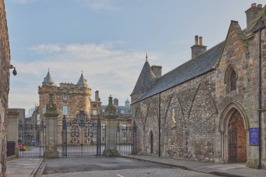 Holyrood Sarayı, İskoçya 'daki İngiliz hükümdarının resmi ikametgahıdır. Edinburgh 'daki Royal Mile' ın dibinde, Edinburgh Kalesi 'nin karşı ucunda.