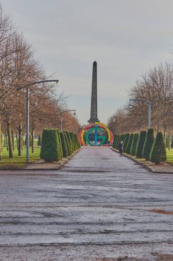 Nelson Anıtı 'na giden yol, İskoçya' da Glasgow Green Park 'ın ortasındaki çok yüksek bir sütun, 19. yüzyılın başında inşa edildi.