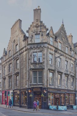 Edinburgh 'da bir İskoç barının önünde.