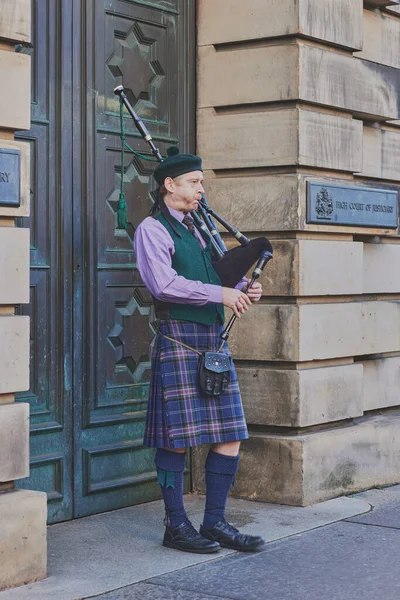 Edinburgh, İskoçya, İngiltere sokaklarında tipik İskoç gaydacı.