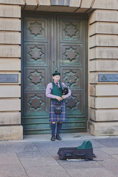 Edinburgh, İskoçya, İngiltere sokaklarında tipik İskoç gaydacı.