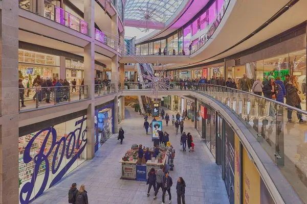苏格兰爱丁堡圣詹姆斯区购物中心的内景 图库图片