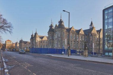 Eski Cerrahi Hastanesi 'nin tarihi İskoç Baroniyer tarzı binaları şimdi Edinburgh Üniversitesi, İskoçya, İngiltere için restore ediliyor.