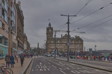 Princes Caddesi, Edinburgh, İskoçya 'daki Balmoral binasına doğru.