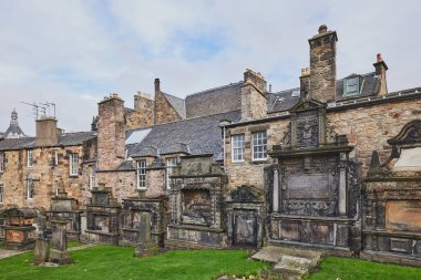 Greyfriars Kirk çevresindeki eski ortaçağ mezarlığı Edinburgh, İskoçya, İngiltere şehir merkezinde.