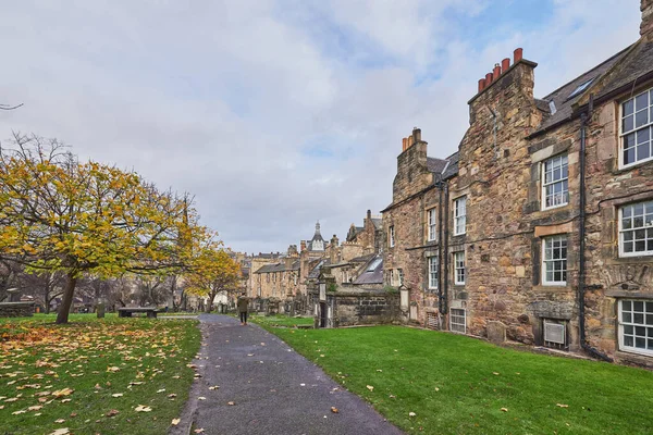 Greyfriars Kirk çevresindeki eski ortaçağ mezarlığı Edinburgh, İskoçya, İngiltere şehir merkezinde.