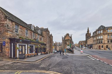 George IV. Köprü 'den Candlemaker Row Caddesi' ne doğru Edinburgh, İskoçya, İngiltere 'deki tarihi binaların yanına bakın.