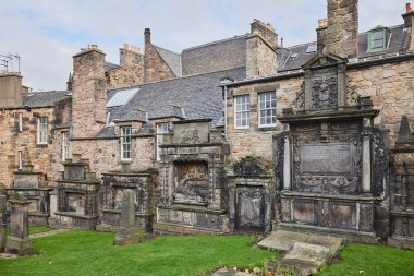 Greyfriars Kirk çevresindeki eski ortaçağ mezarlığı Edinburgh, İskoçya, İngiltere şehir merkezinde.