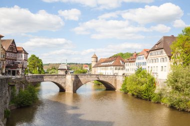 Schwabisch Konağı, Almanya. Şehrin merkezinde Kocher nehrinin yanındaki renkli binalar.