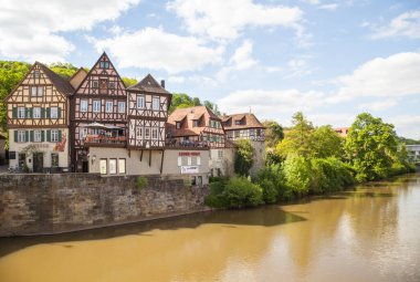Schwabisch Konağı, Almanya. Şehrin merkezinde Kocher nehrinin yanındaki renkli binalar.