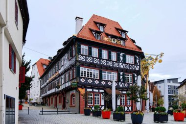 Almanya 'nın Nagold kentindeki tarihi yarı keresteli ev oteli..