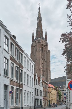 Sokak eski Bruges ve kilise Our Lady Kulesi, Belçika